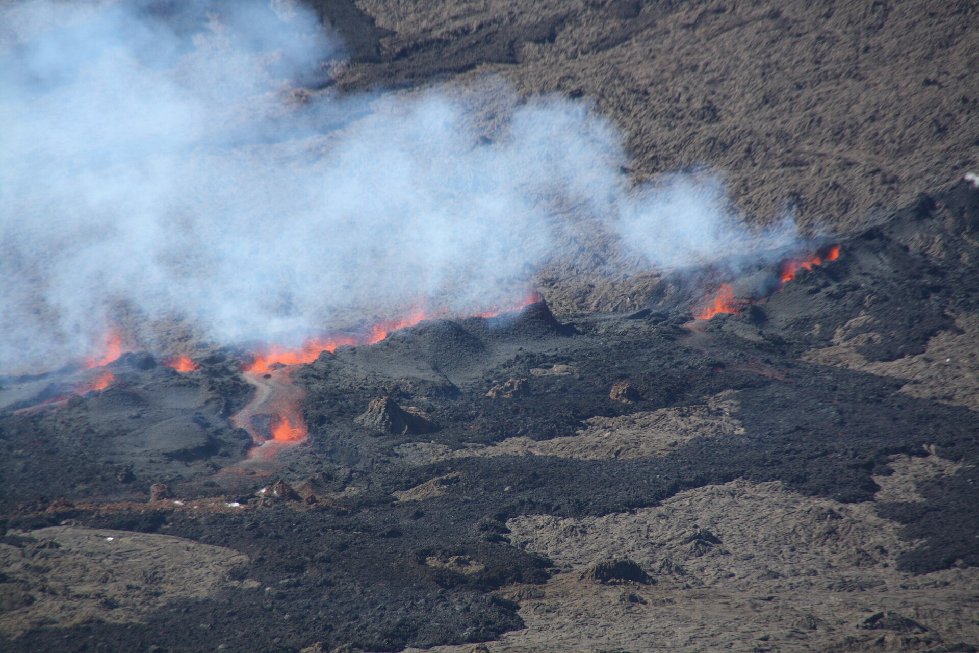 Fumées de l'éruption sur les pentes du volcan