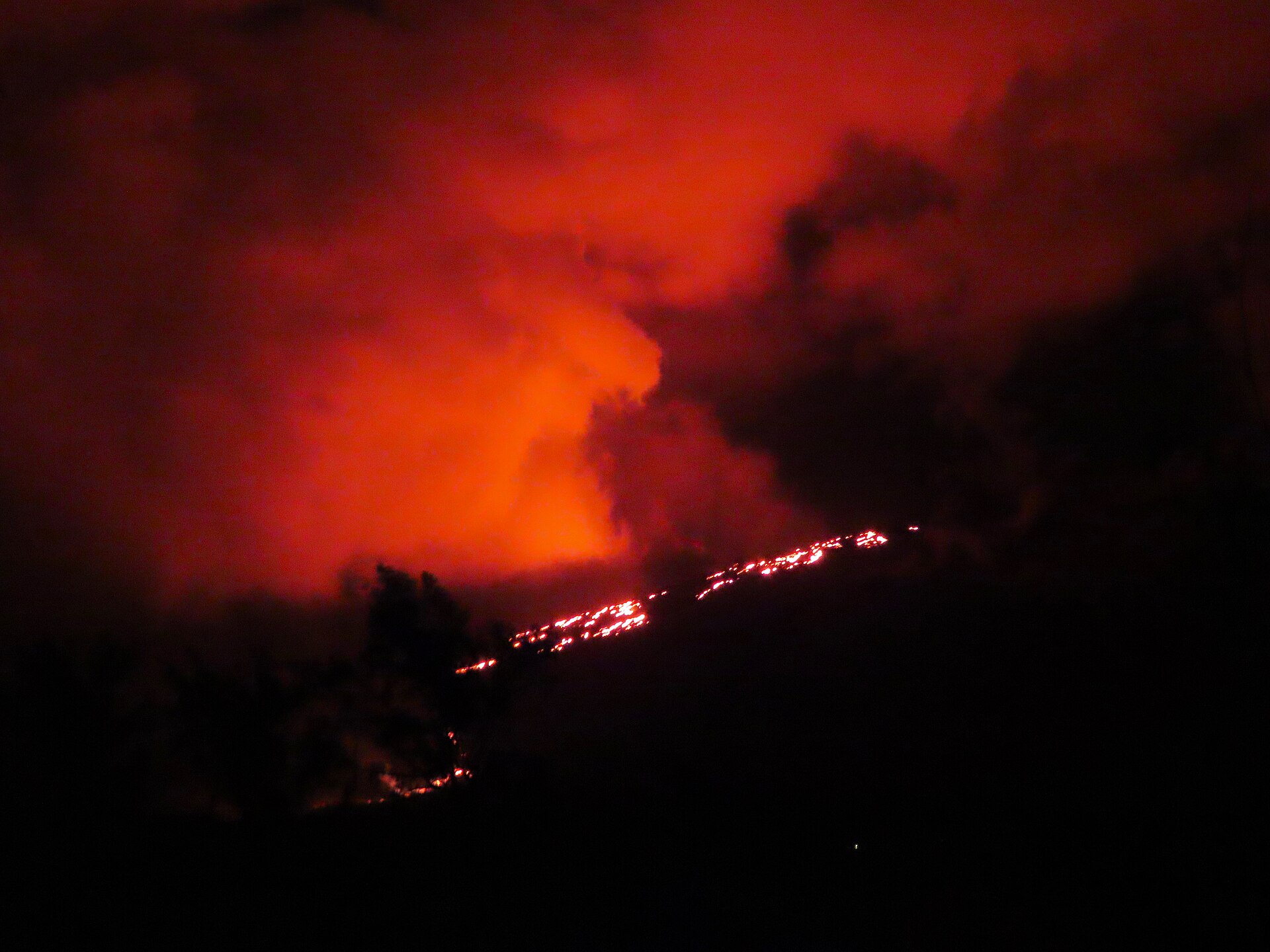 Éruption nocturne du Piton de la Fournaise, lueur orange dans la nuit