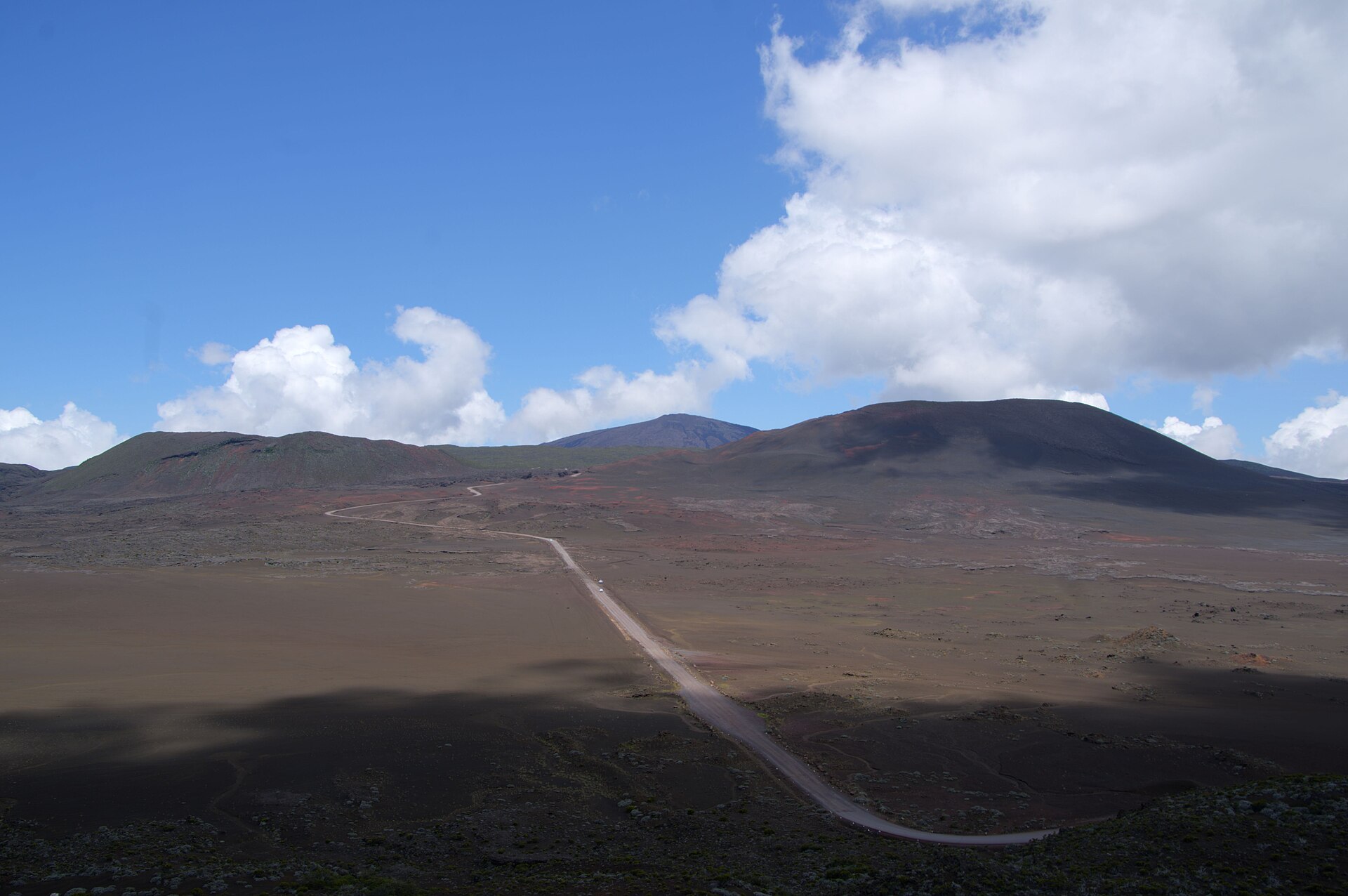 La piste traversant la Plaine des Sables, désert volcanique orange